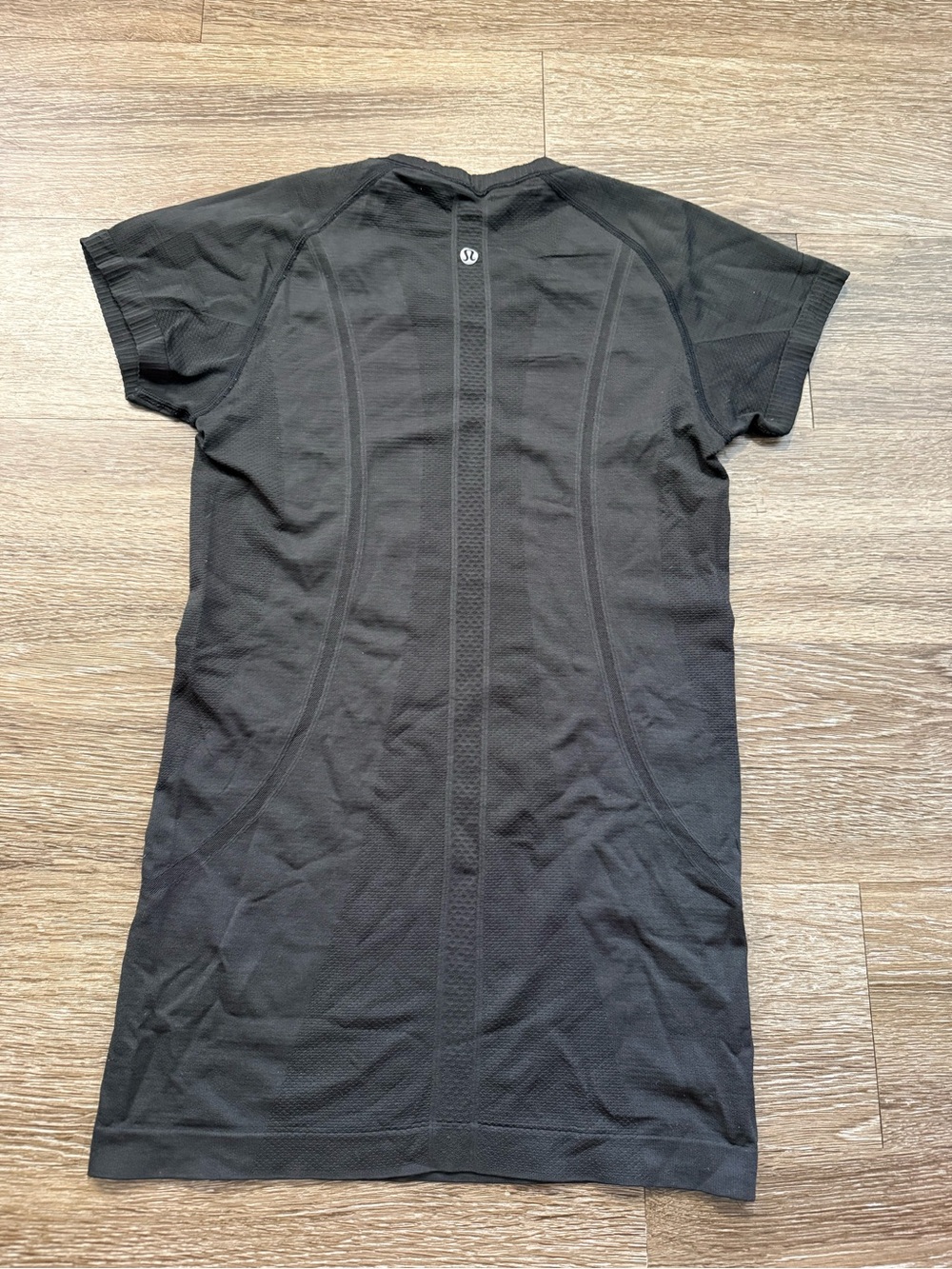 Lululemon Swiftly Tech Short Sleeve 2.0 Black / Black - Picture 5 of 6